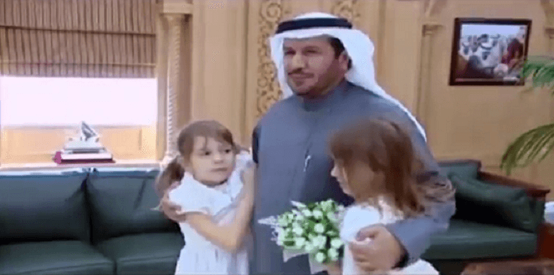 فيديو مؤثر لاستقبال الدكتور الربيعة لتوأم بولندي كان قد قام بعملية فصلهما قبل 4 سنوات