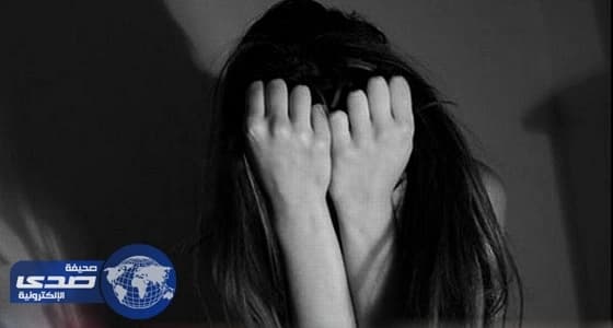 سيدة تٌجبر ابنة جارتها على السير عارية في الشارع ووالدها ينتقم لها