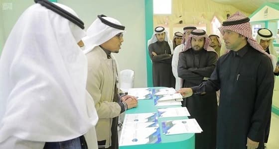 وزير الإسكان يتفقد جناح الوزارة بالجنادرية