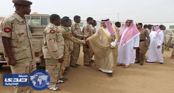 بالصور.. محافظ صامطة يعايد المرابطين بالحد الجنوبي
