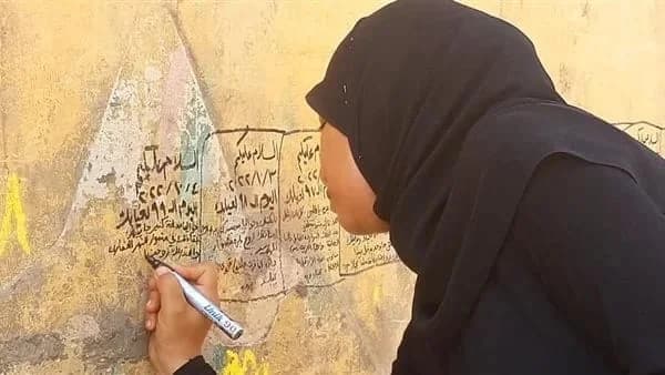 أرملة تكتب يومياتها على قبر زوجها حتى لا يشعر بالغربة!