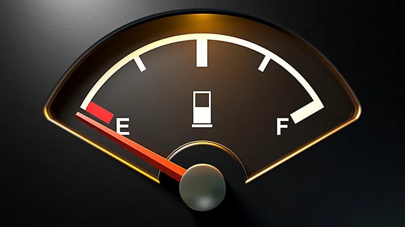 ما المسافة التي يمكن اجتيازها عقب إضاءة لمبة الوقود التحذيرية ؟