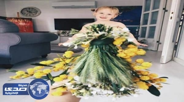 بالصور.. طفلة ترتدي فساتين من الطعام والزهور تٌشعل الأنترنت