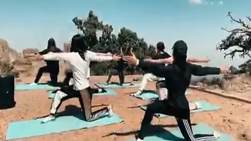 بالفيديو.. فتيات يمارسن اليوغا في جبال عسير