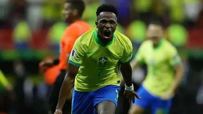 مغنية إسبانية تغازل فينيسيوس وتورط نفسها.. فيديو