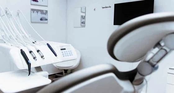 العمل تبرأ الوافد " الدهان " الذي عمل كطبيب أسنان.. ومدير المجمع الطبي يعلق