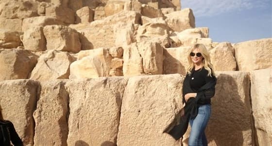 ملكة جمال روسيا تُروج لـ " كأس العالم " من الأهرامات