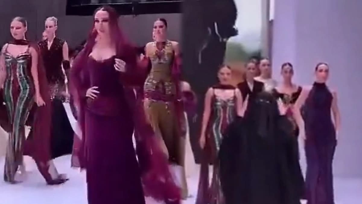 إطلالة ابتسام الهاجري في عرض أزياء تحصد اشادات واسعة