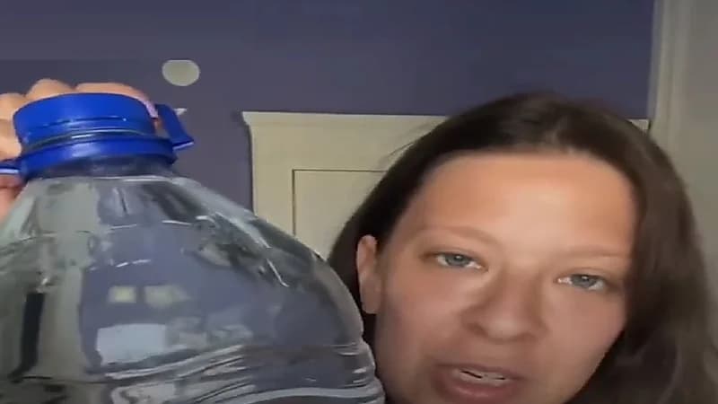 ماء زمزم تحت الميكروسكوب يدهش مهندسة وراثية..فيديو