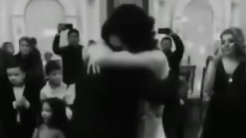 بالصور.. رجل يترك عروسه في حفل زفافهما ليحتضن زوجته الأولى ويبكي