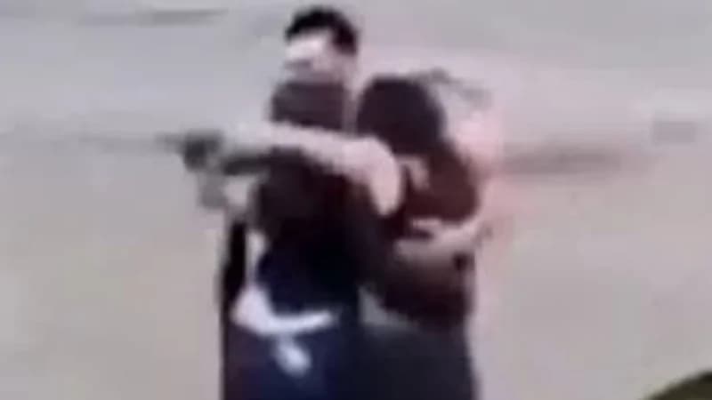 العناق الأخير ..  حادث مؤلم لـ 3 أصدقاء جرفتهم السيول .. فيديو