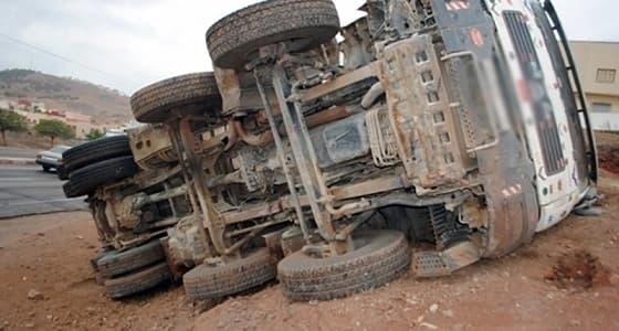 وفاة سائق إثر انقلاب شاحنة في الطائف