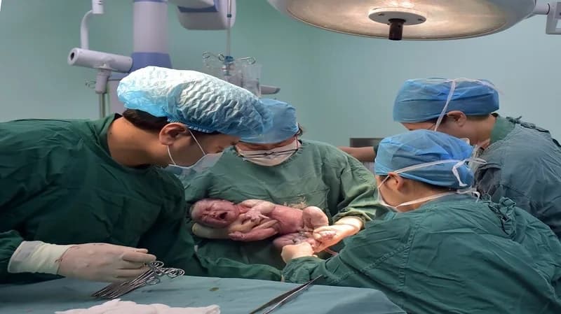 امرأة تحقق حلم الأمومة بعد 26 حالة إجهاض