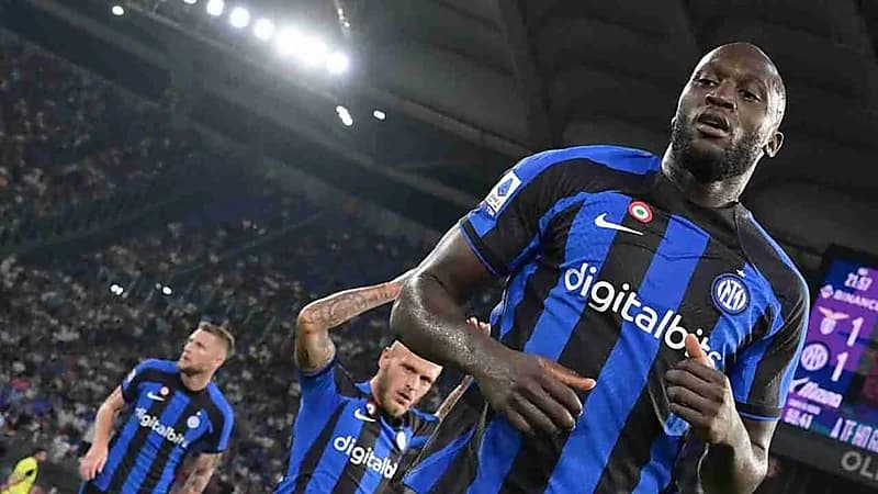 "لوكاكو" يفتح النار على صحيفة بريطانية بسبب التشهير به