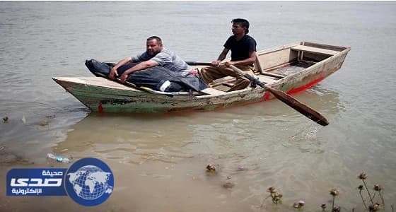 بالفيديو والصور.. عراقي يهرب حاملًا جثمان زوجته من فيضان نهر دجلة