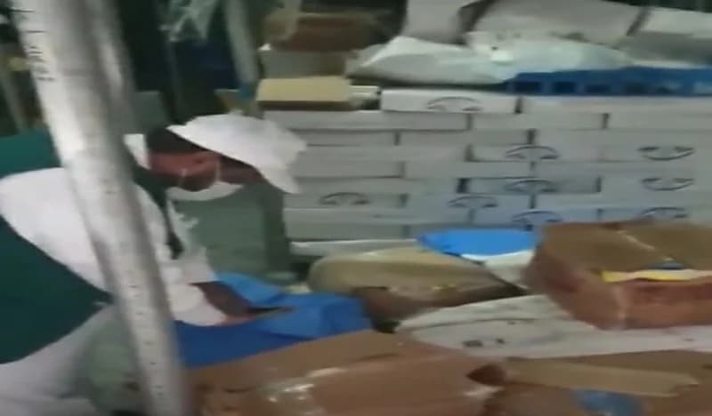 مداهمة مستودع مخالف في مكة وضبط 17 طنا من اللحوم الفاسدة 