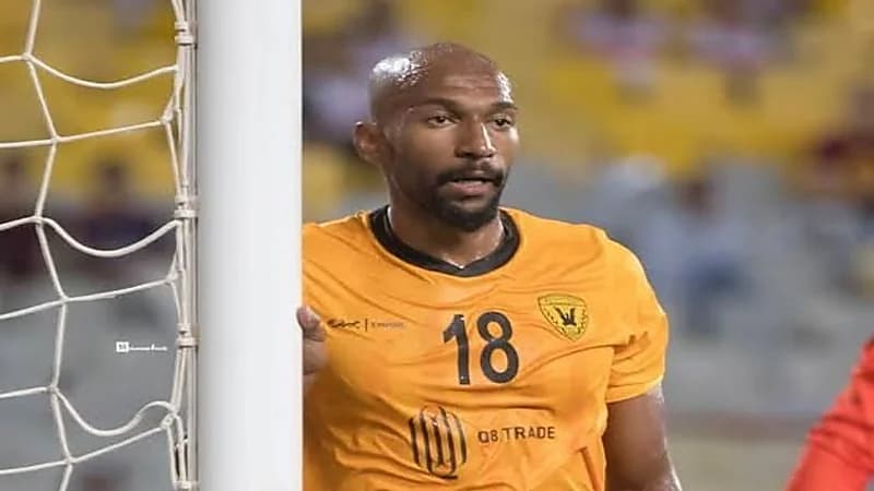 بالفيديو.. لاعب القادسية يتعرض لانتقادات حادة لانشغاله بالجوال أثناء مباراة فريقه