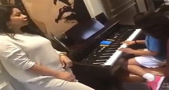 بالفيديو.. شيرين عبدالوهاب تغني مشاعر على عزف ابنتها