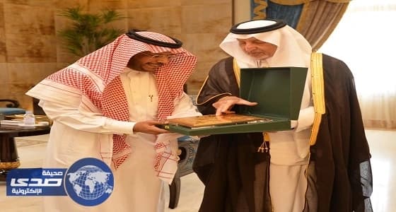 أمير مكة يكرم الزهراني نظير محافظته على الطفلة التائهة