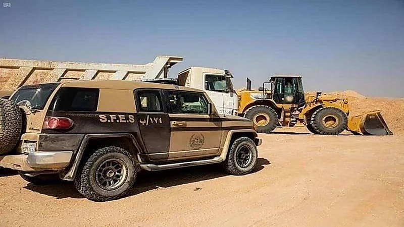 ضبط مخالفًا لنظام البيئة لاستغلاله الرواسب في تبوك