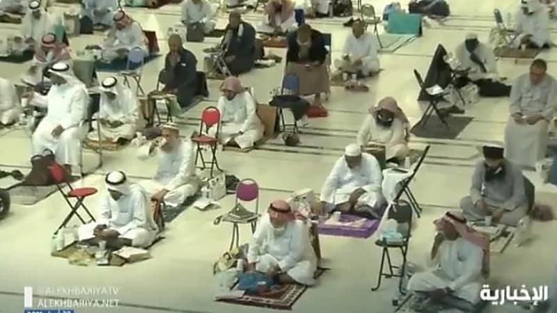 شاهد.. لقطات من إفطار المعتمرين والمصلين مع أذان المغرب في الحرم المكي