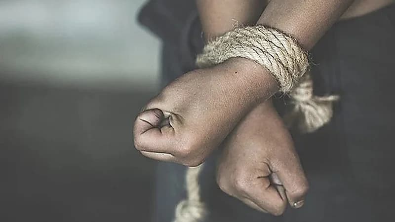 سيدة أعمال هندية تخطف مذيع شهير لهذا السبب !