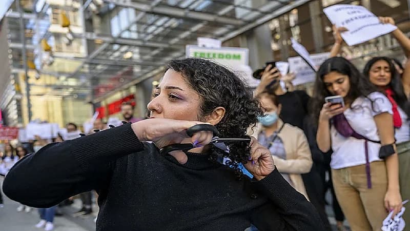 تجدد الاحتجاجات الإيرانية يطيح بحاكم محافظة إيلام