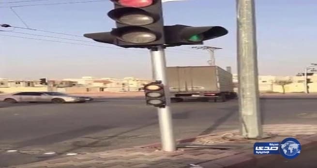 بالفيديو.. سائق شاحنة متهور يعكس السير ويقطع الإشارة مهددا سلامة الآخرين.. والمرور يتدخل