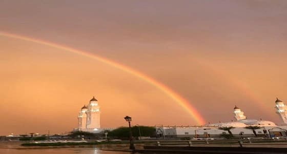 بالفيديو والصور.. " قوس قزح " يزين سماء المدينة ومشهد روحاني مع المسجد النبوي