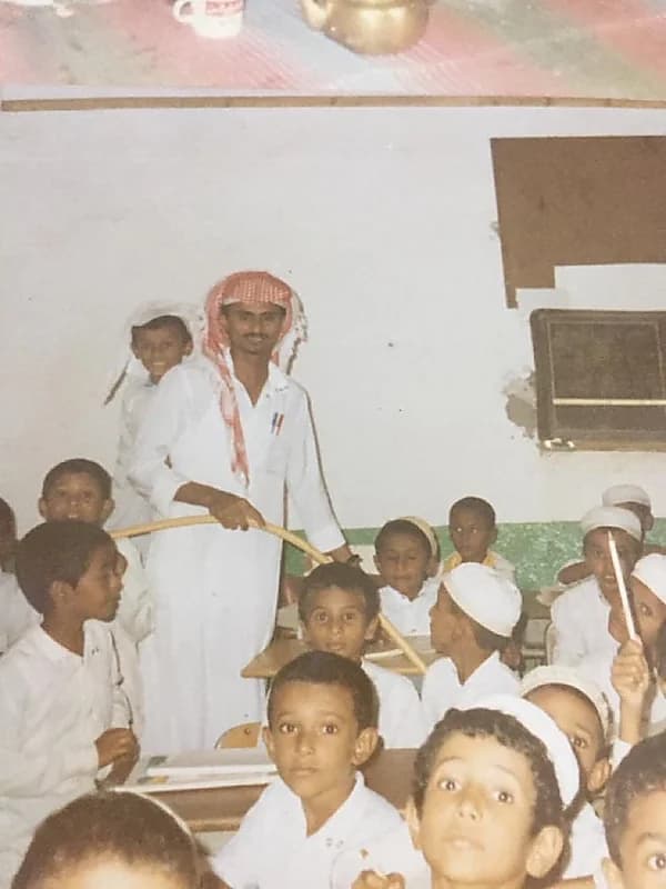 معلم مع تلاميذه في إحدى مدارس جازان قبل 40 عام