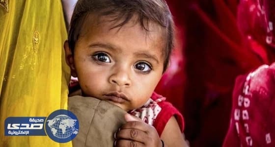 سيدة تضع ابنها الرضيع على الجمر