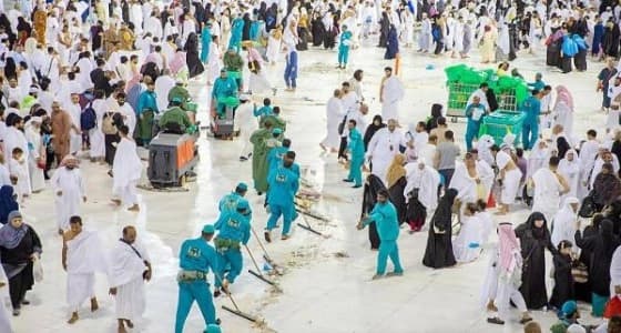 بدلا من نصف ساعة.. تنظيف صحن الطواف في 9 دقائق فقط