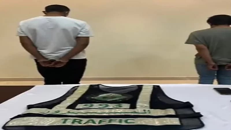 شاهد.. لحظة ضبط مواطنين لانتحال أحدهما صفة رجل مرور في القصيم 