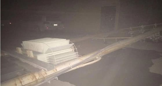 بالصور.. الرياح تسقط 6 أعمدة كهرباء في رفحاء