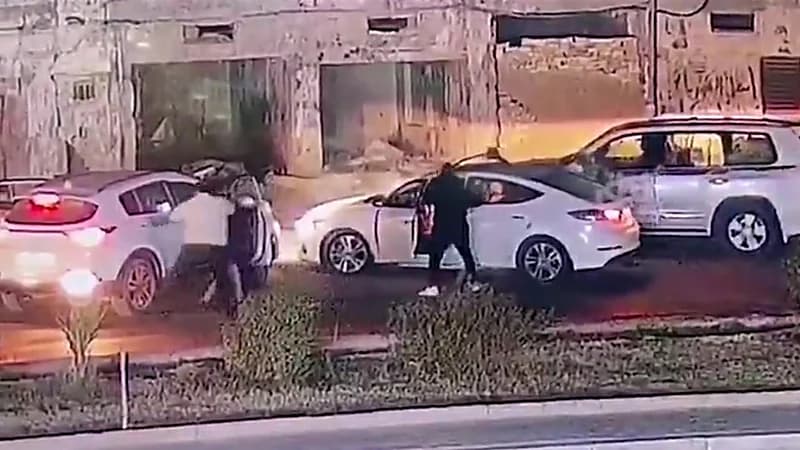 بالفيديو.. مسلحون يختطفون شاب عنوة بالشارع العام