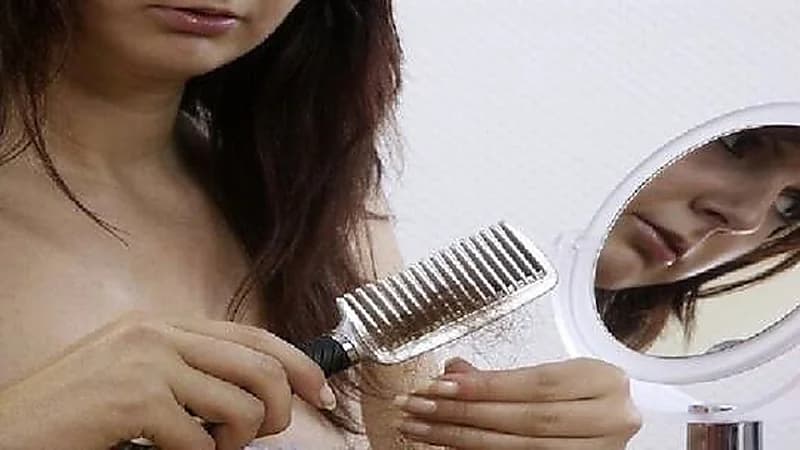 أخصائية توضح طريقة وقف تساقط الشعر بعد الإصابة بكورونا