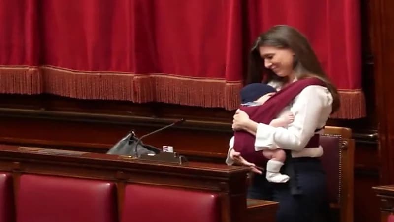 نائبة تُرضع طفلها داخل البرلمان الإيطالي.. فيديو