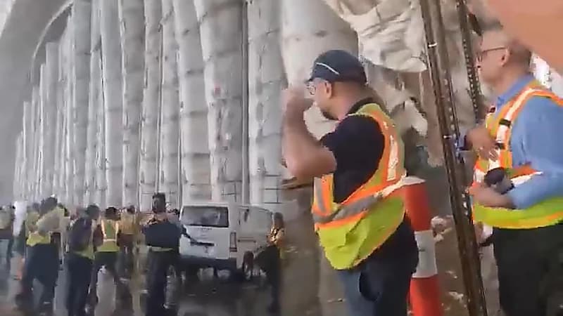 لحظة سقوط هنغر الصيانة في مطار جدة‬⁩ من قوة الرياح .. فيديو