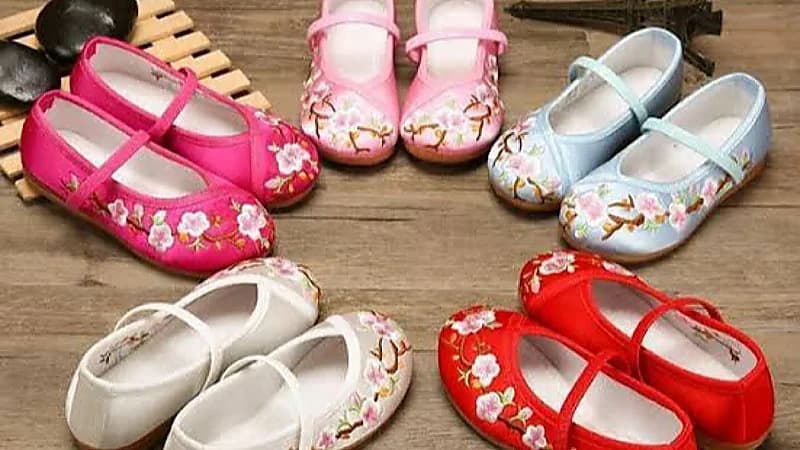 اختبارات تكشف مواد مسرطنة في أحذية أطفال ومقاعد سيارات