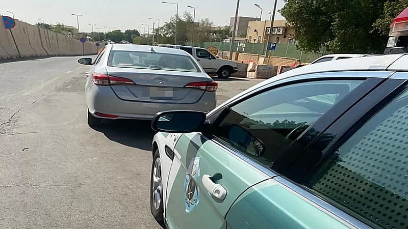 بالفيديو.. شخص يقود المركبة بتهور على الطريق