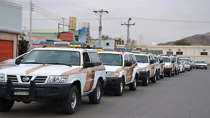 شرطة حائل تضبط سائق شاحنة لسماحه بصعود عدد من الأشخاص عليها أثناء سيرها