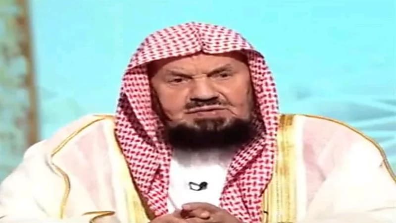 ما حكم إخراج زكاة المال على هيئة ملابس ونحوها؟.. المنيع يجيب