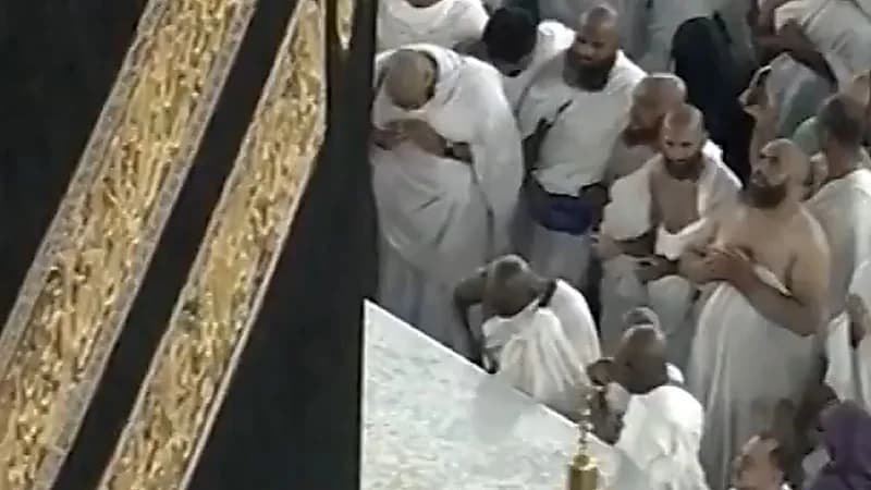 الحرم المكي يغتسل بالأمطار وسط تضرُّع المصلين بالدعاء.. فيديو