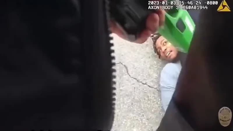 بالفيديو.. لحظة استخدام شرطي مسدسًا صاعقًا ضد رجل توفي بعد ساعات