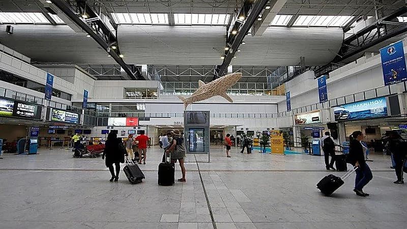 طائرتان تتجنبان اصطدامًا محتملاً بأعجوبة في مطار نيس  ..  فيديو
