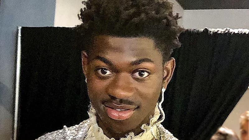 القبض على مغني راب شهير خلال تجوله شبه عار