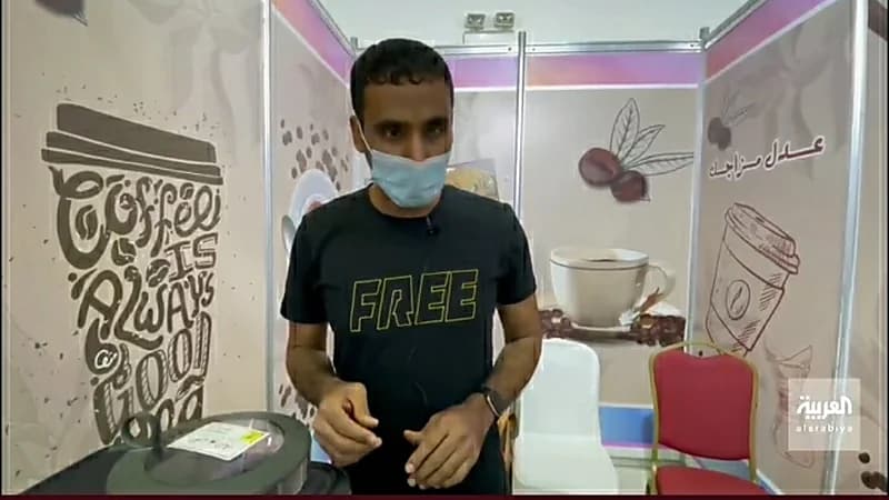 بالفيديو.. قصة شاب كفيف دفعه حب القهوة للعمل كباريستا