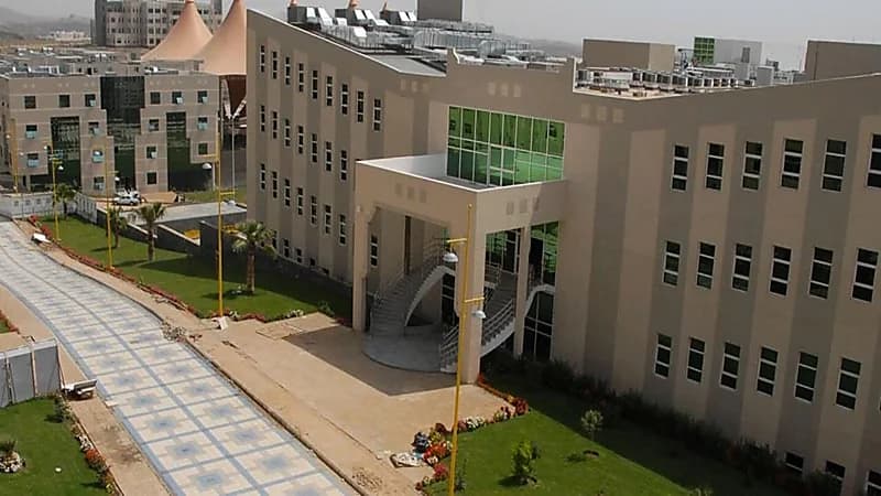 جامعة الملك خالد تعلق علي إجبار عضوة هيئة التدريس الطالبات على لبس معين