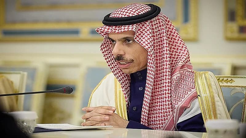 وزير الخارجية ونظيره الروسي يستعرضان هاتفيًا العلاقات الثنائية