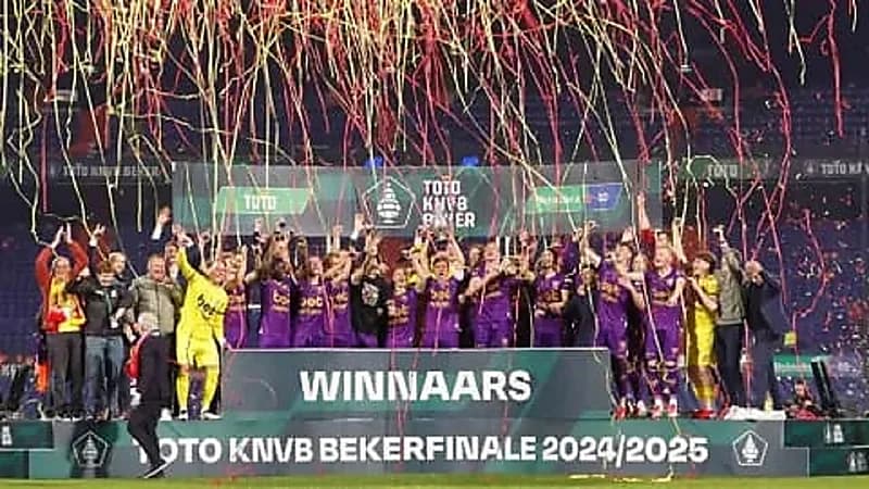 بشكير أخضر في احتفال فريق هولندي بلقب الكأس